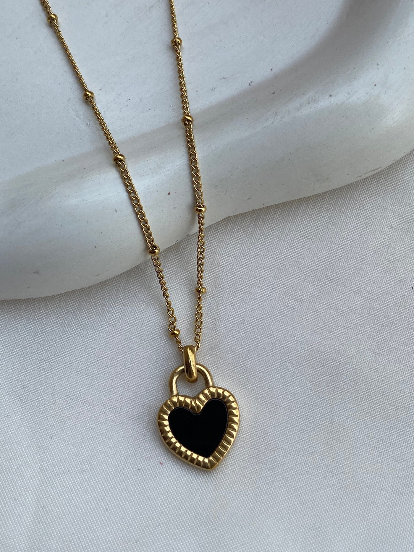 Contrast Heart Pendant Necklace